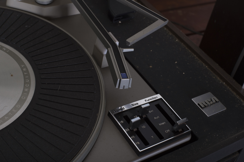 1970s-Era RCA Modular Series Record Player With Speakers