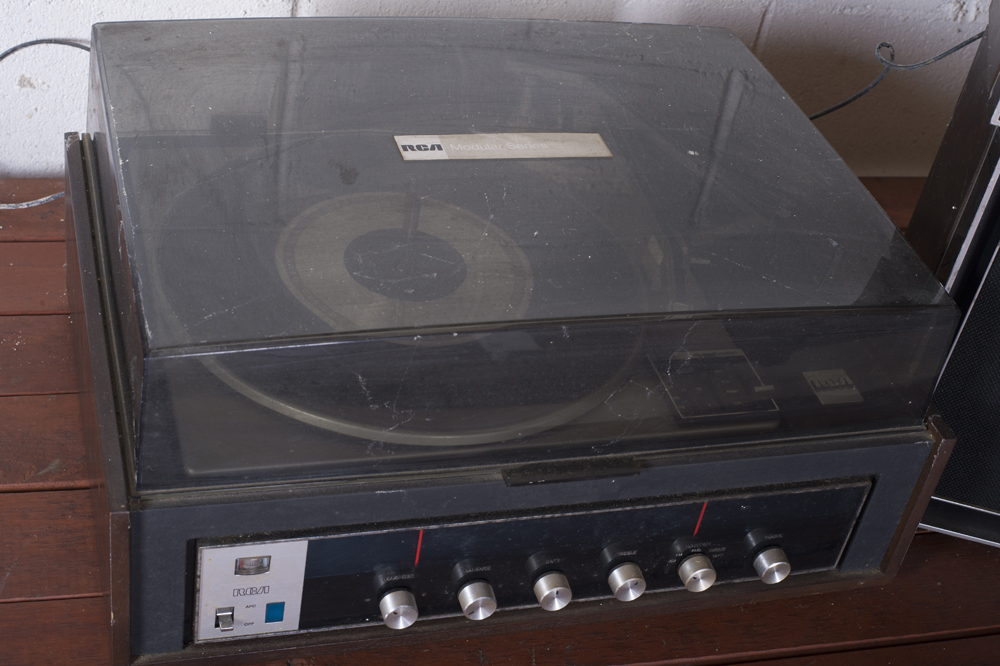 1970s-Era RCA Modular Series Record Player With Speakers