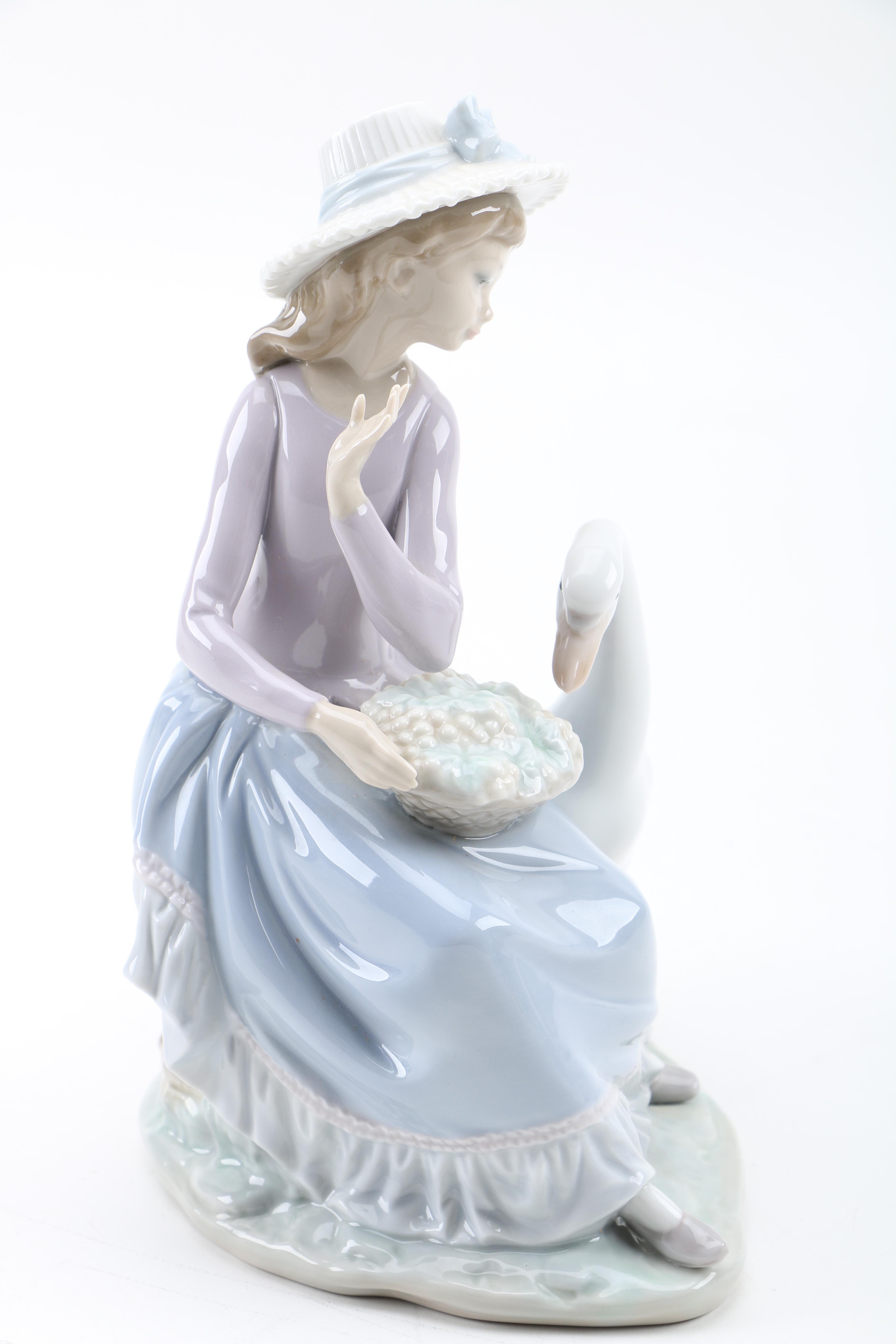 Retired Lladro Figurine "Goose Trying to Eat" #05034
