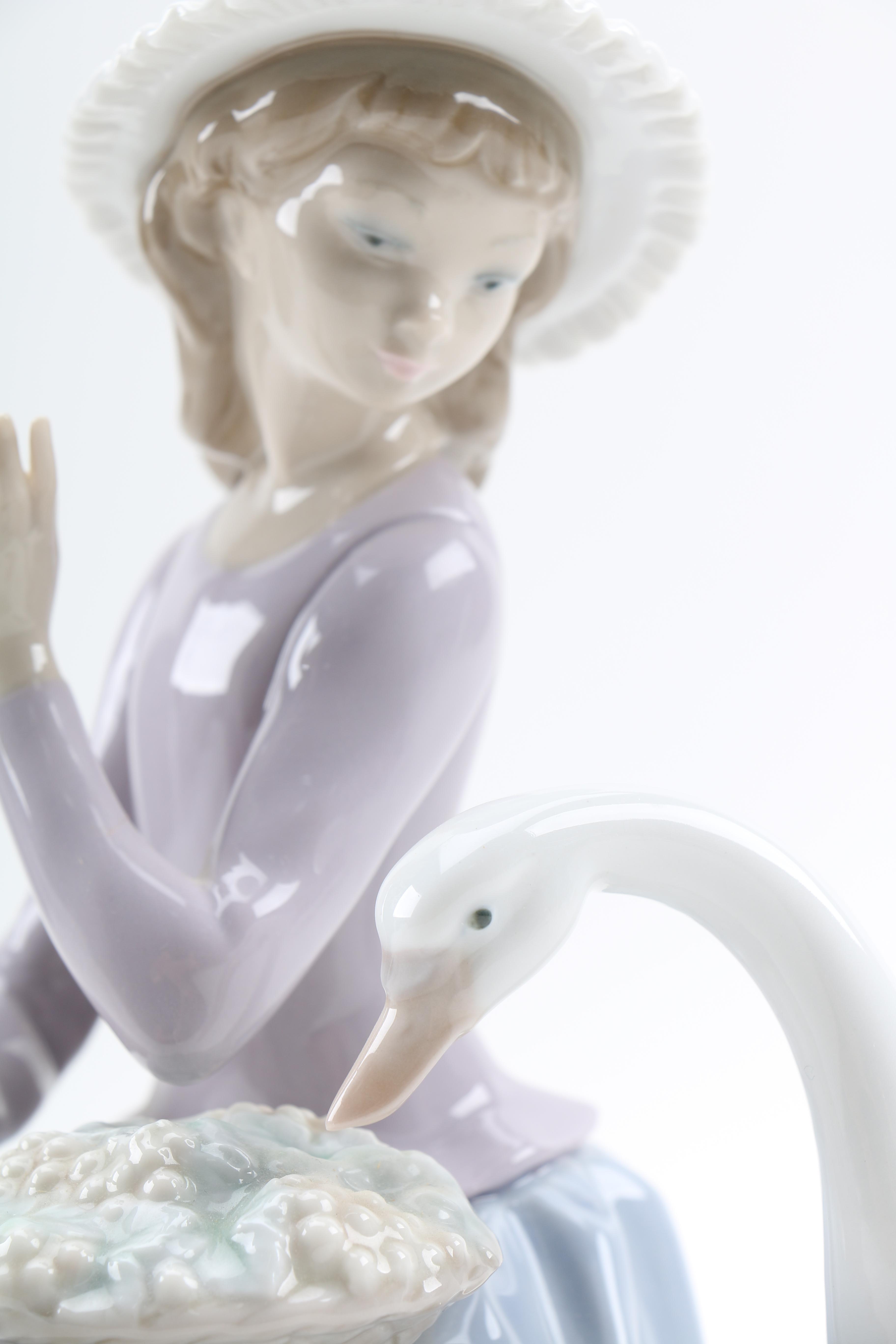 Retired Lladro Figurine "Goose Trying to Eat" #05034
