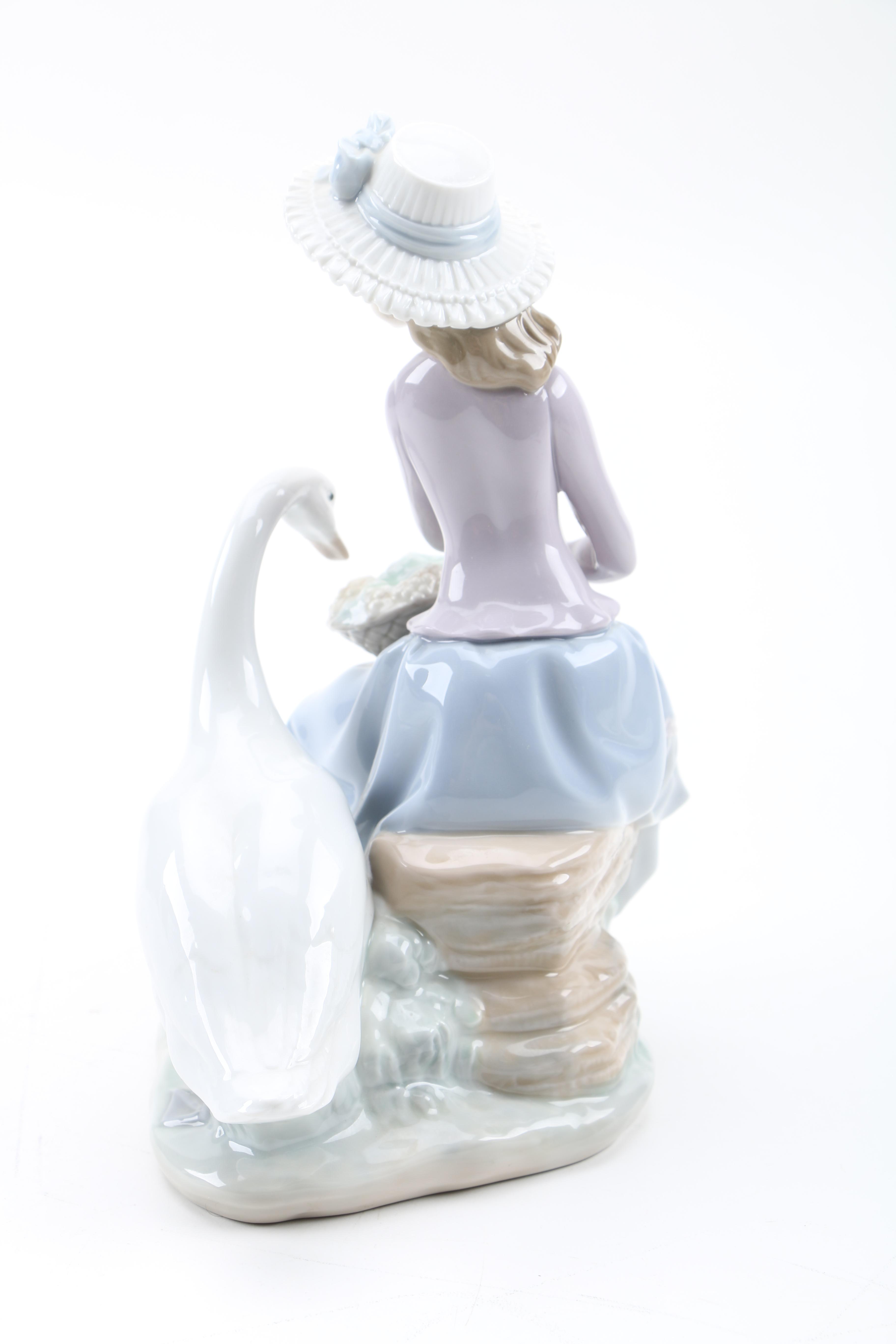 Retired Lladro Figurine "Goose Trying to Eat" #05034