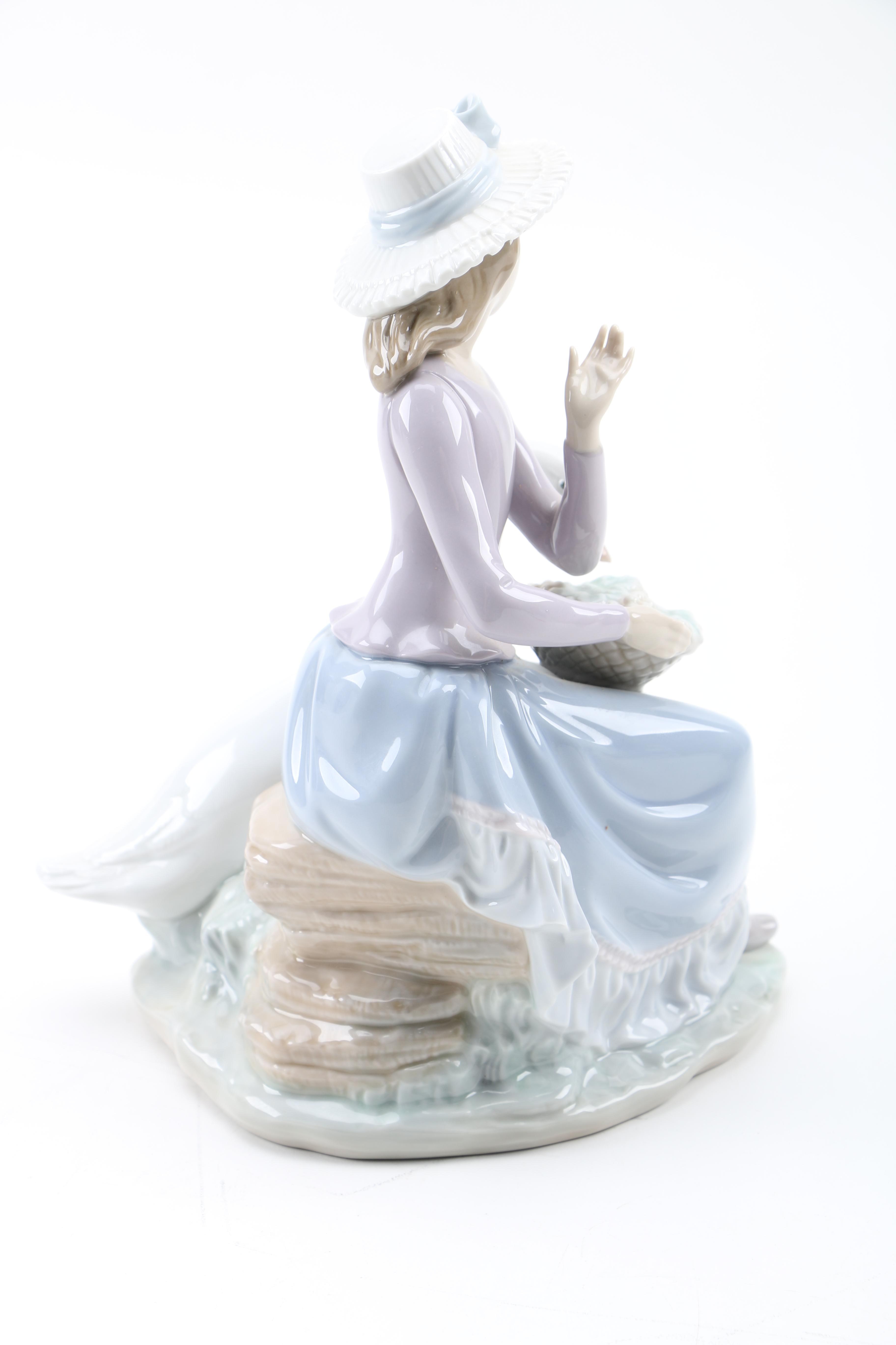 Retired Lladro Figurine "Goose Trying to Eat" #05034