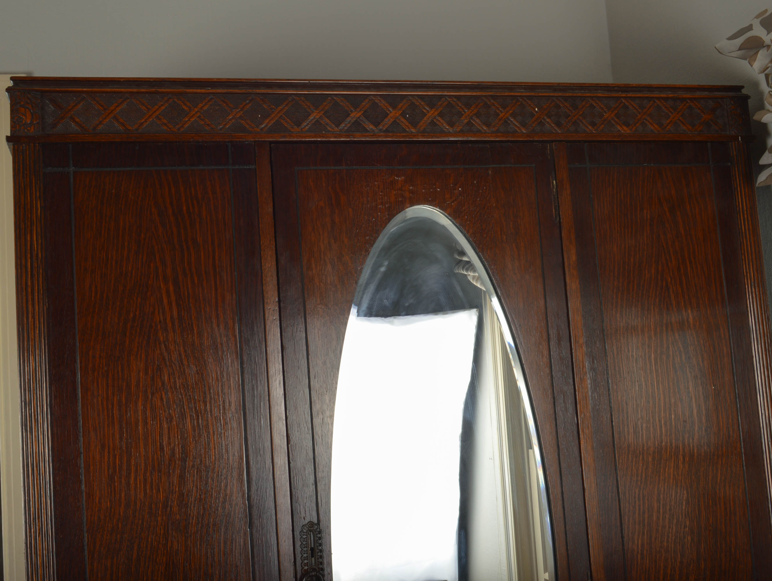 Antique English Quarter Sawn Oak Wardrobe