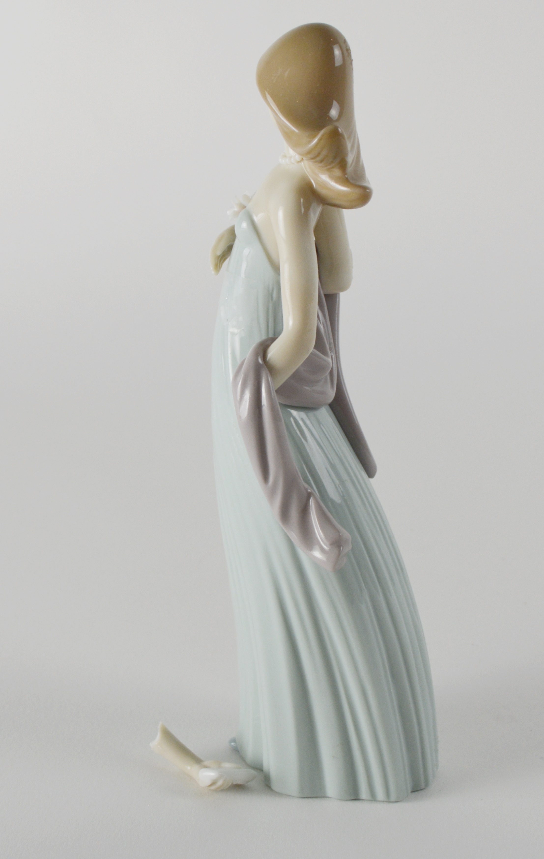 Lladró "Ingénue" Porcelain Figurine