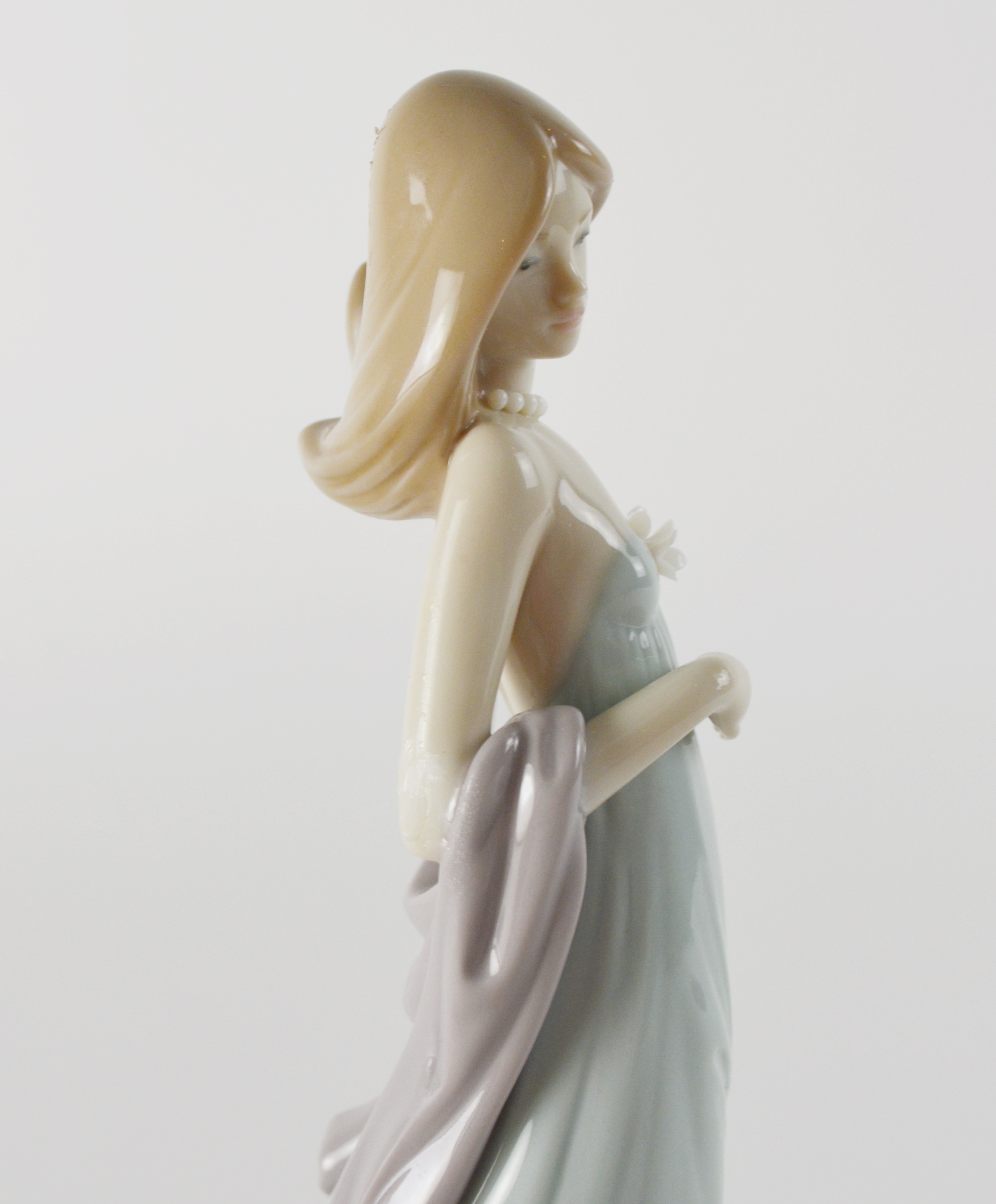 Lladró "Ingénue" Porcelain Figurine