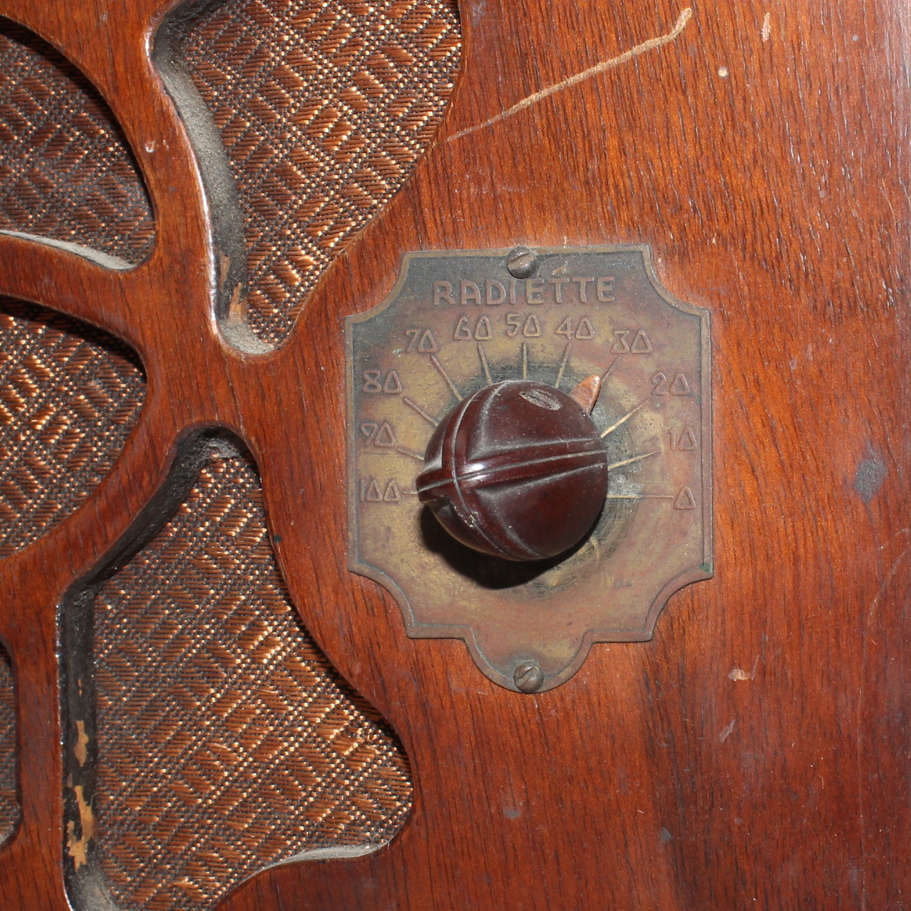 Vintage Emerson 250-AW Mantel Radio