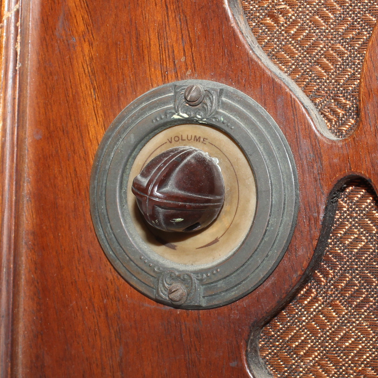 Vintage Emerson 250-AW Mantel Radio