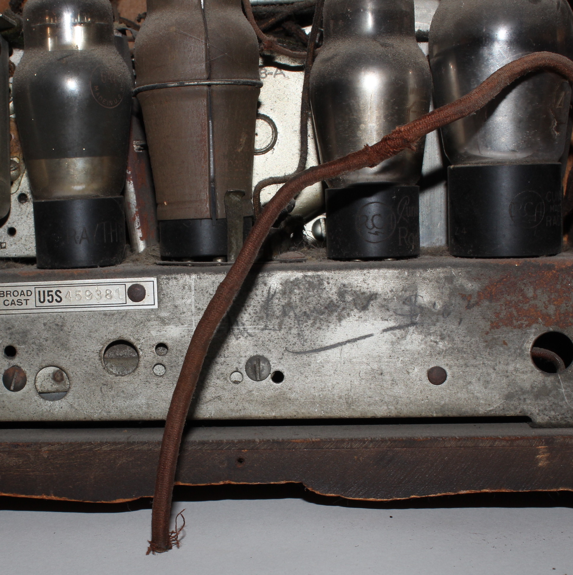 Vintage Emerson 250-AW Mantel Radio