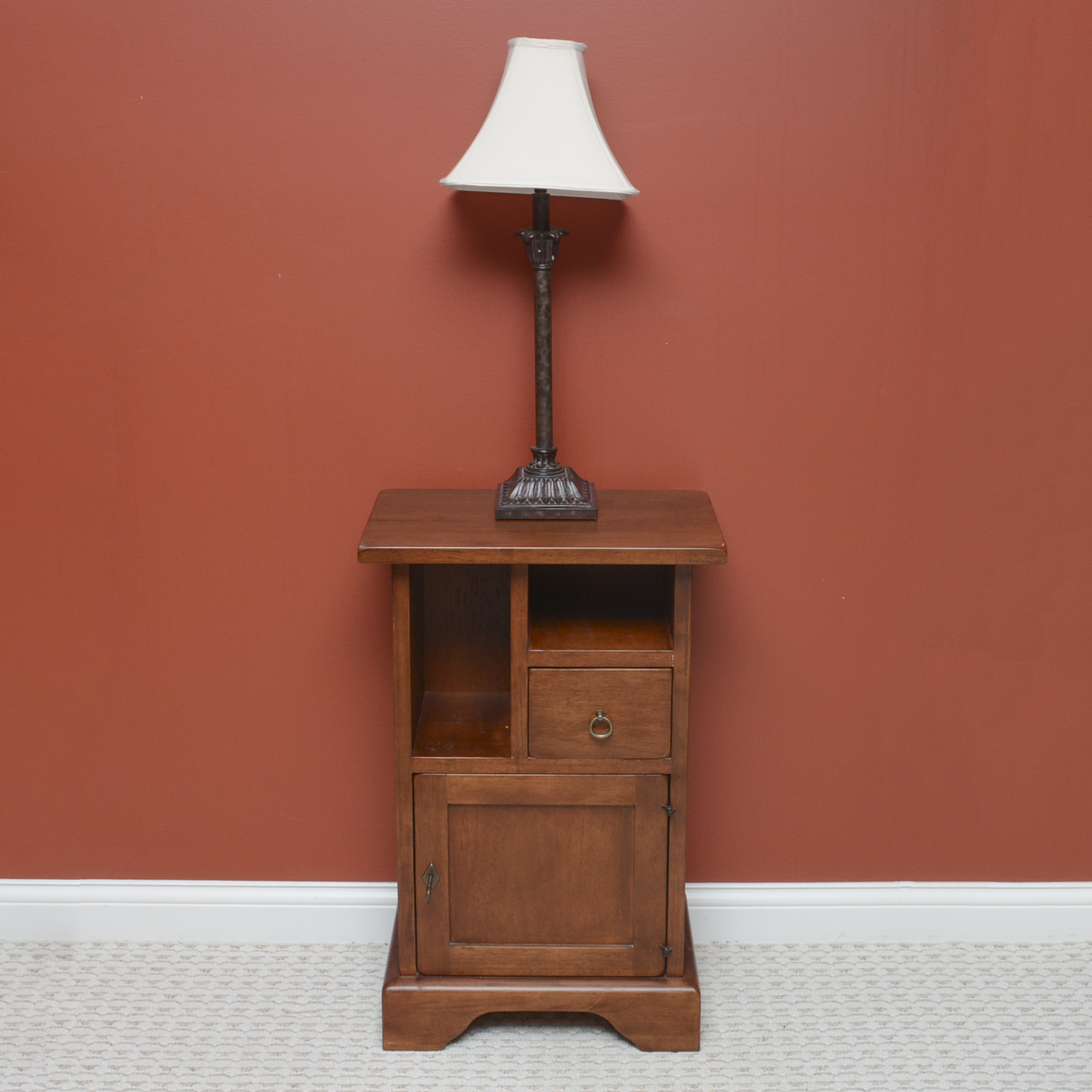 Wooden Accent Table with Table Lamp