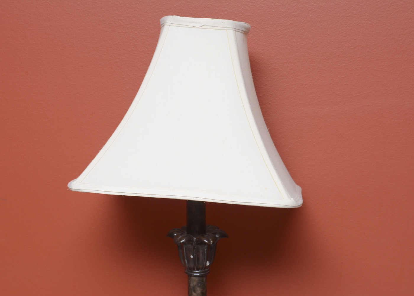 Wooden Accent Table with Table Lamp