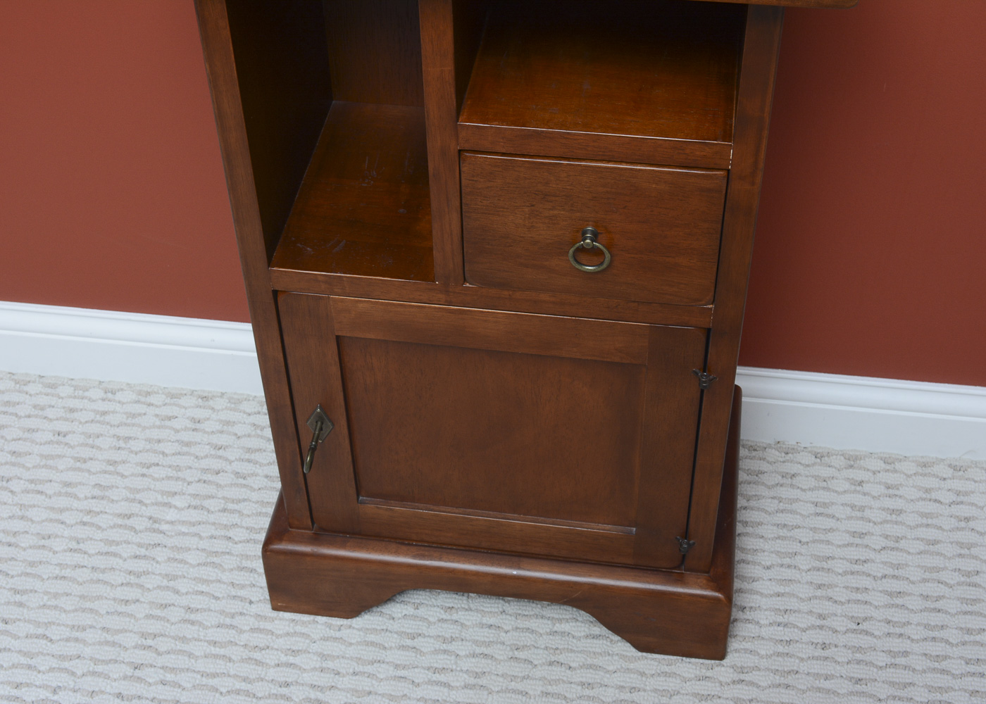 Wooden Accent Table with Table Lamp