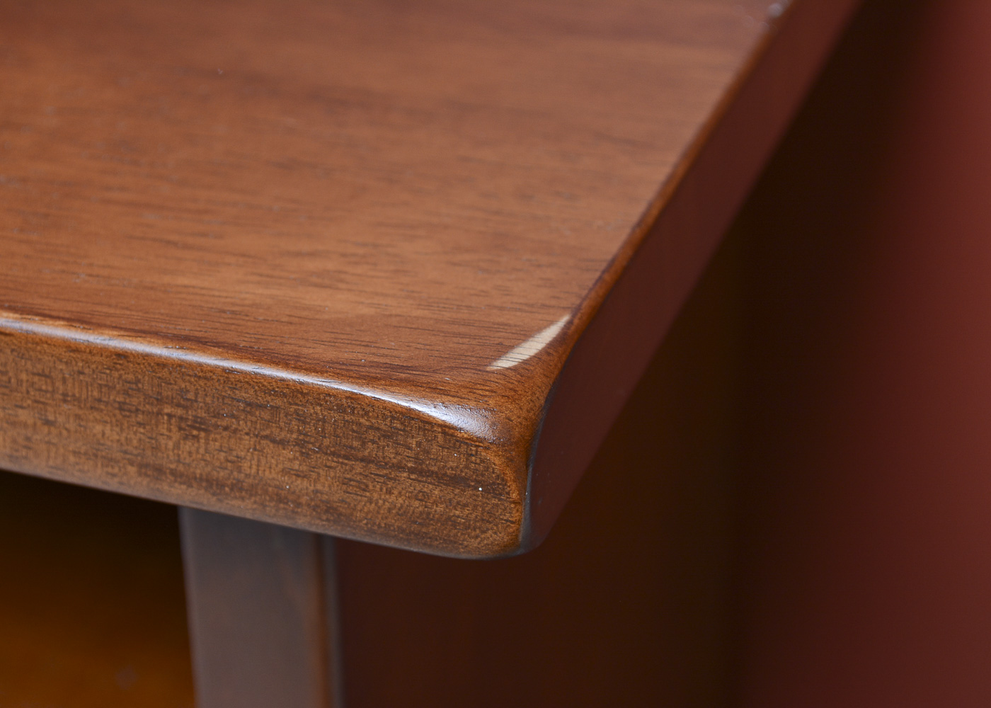 Wooden Accent Table with Table Lamp
