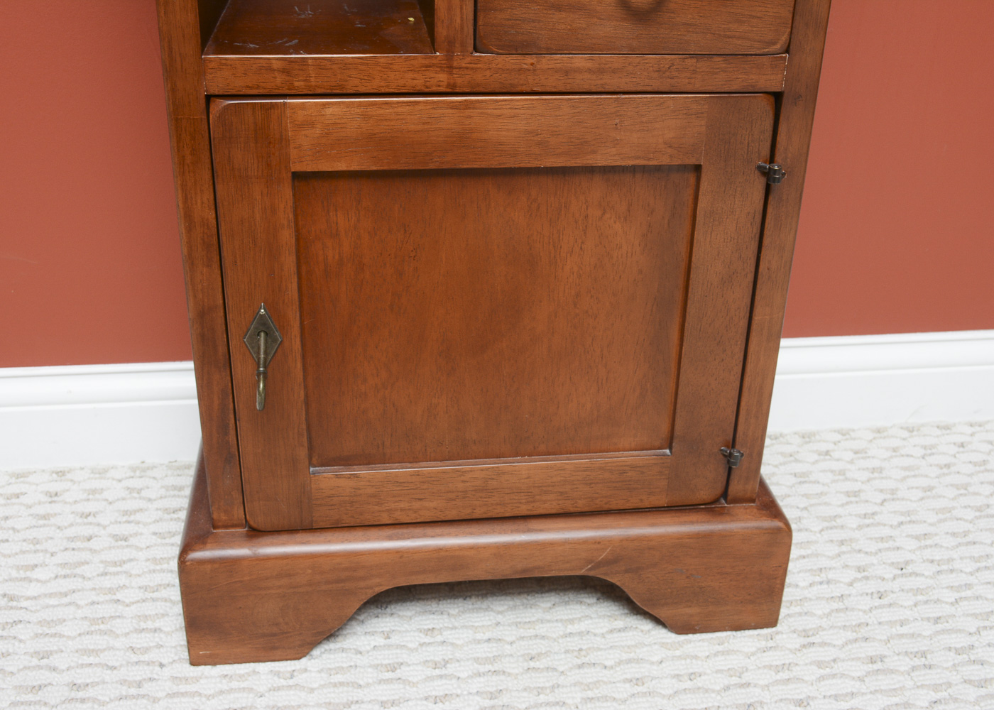 Wooden Accent Table with Table Lamp