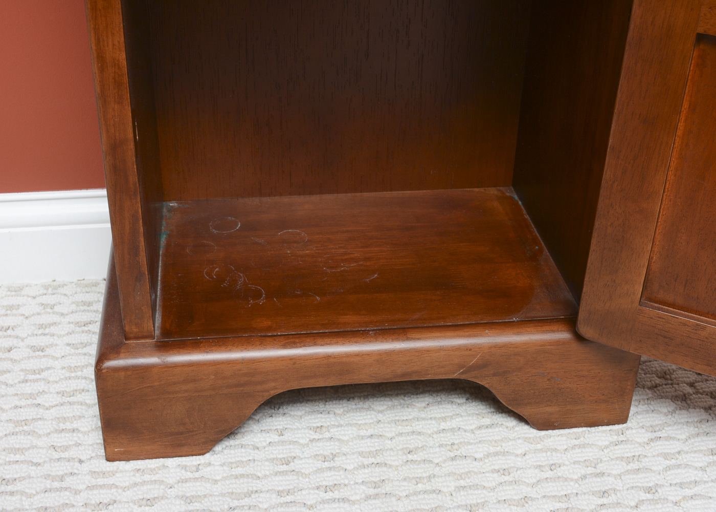 Wooden Accent Table with Table Lamp