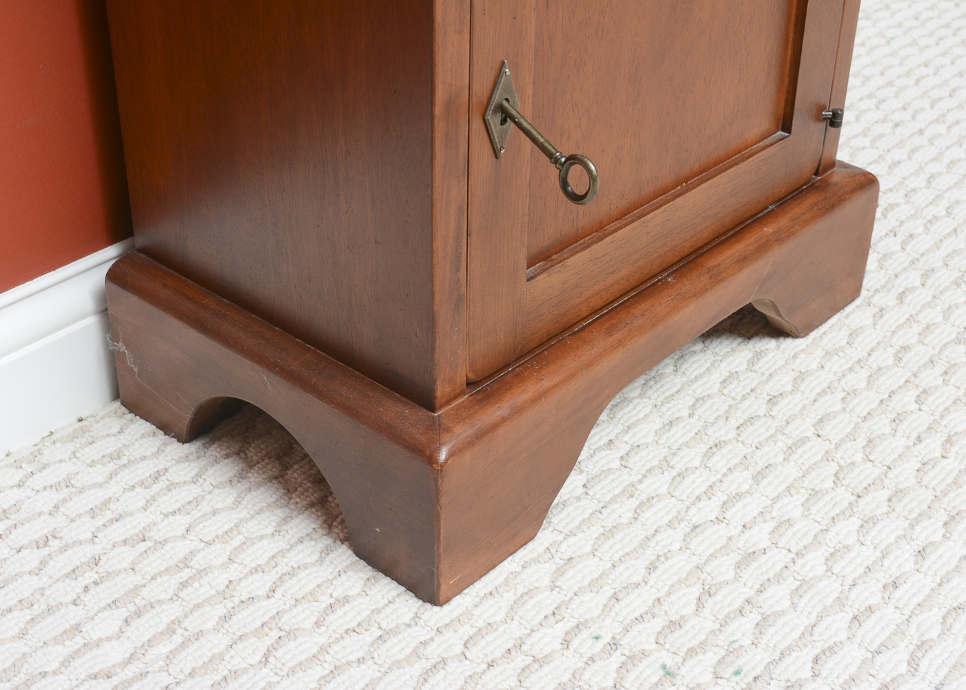 Wooden Accent Table with Table Lamp