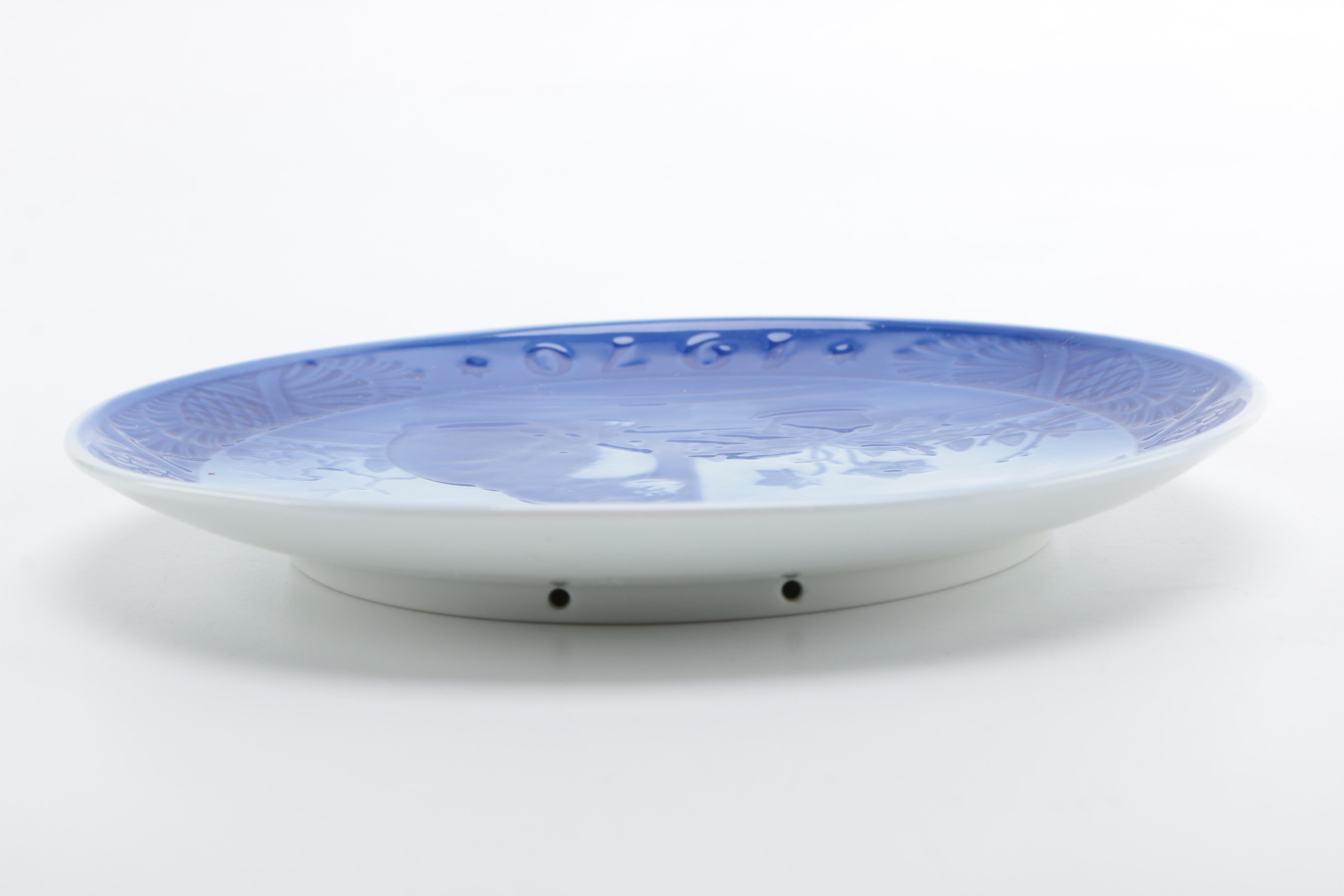 Royal Copenhagen 1970 "Christmas Rose and Cat" Plate