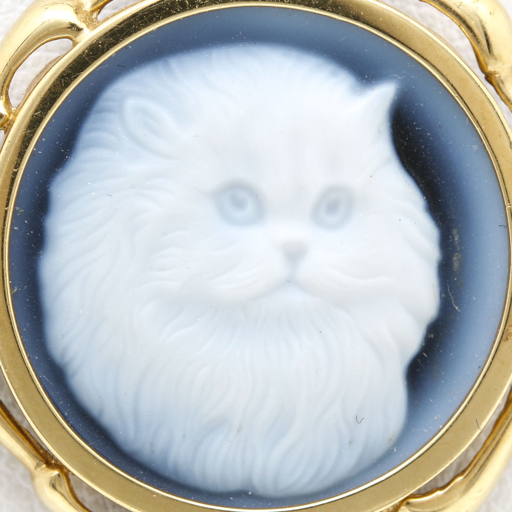 18K Yellow Gold Cat Cameo Pendant With 14K Yellow Gold Box Chain Necklace