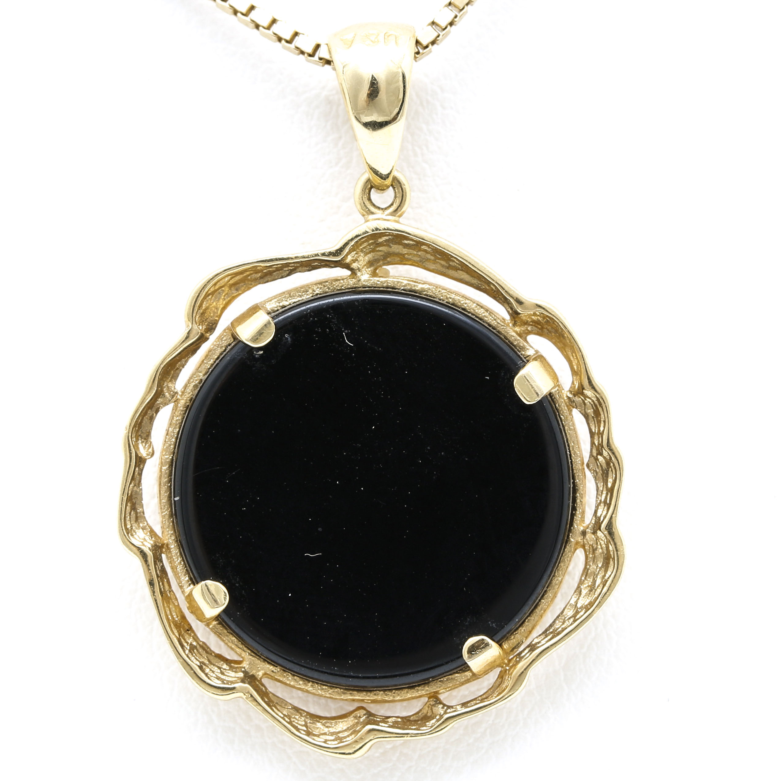 18K Yellow Gold Cat Cameo Pendant With 14K Yellow Gold Box Chain Necklace