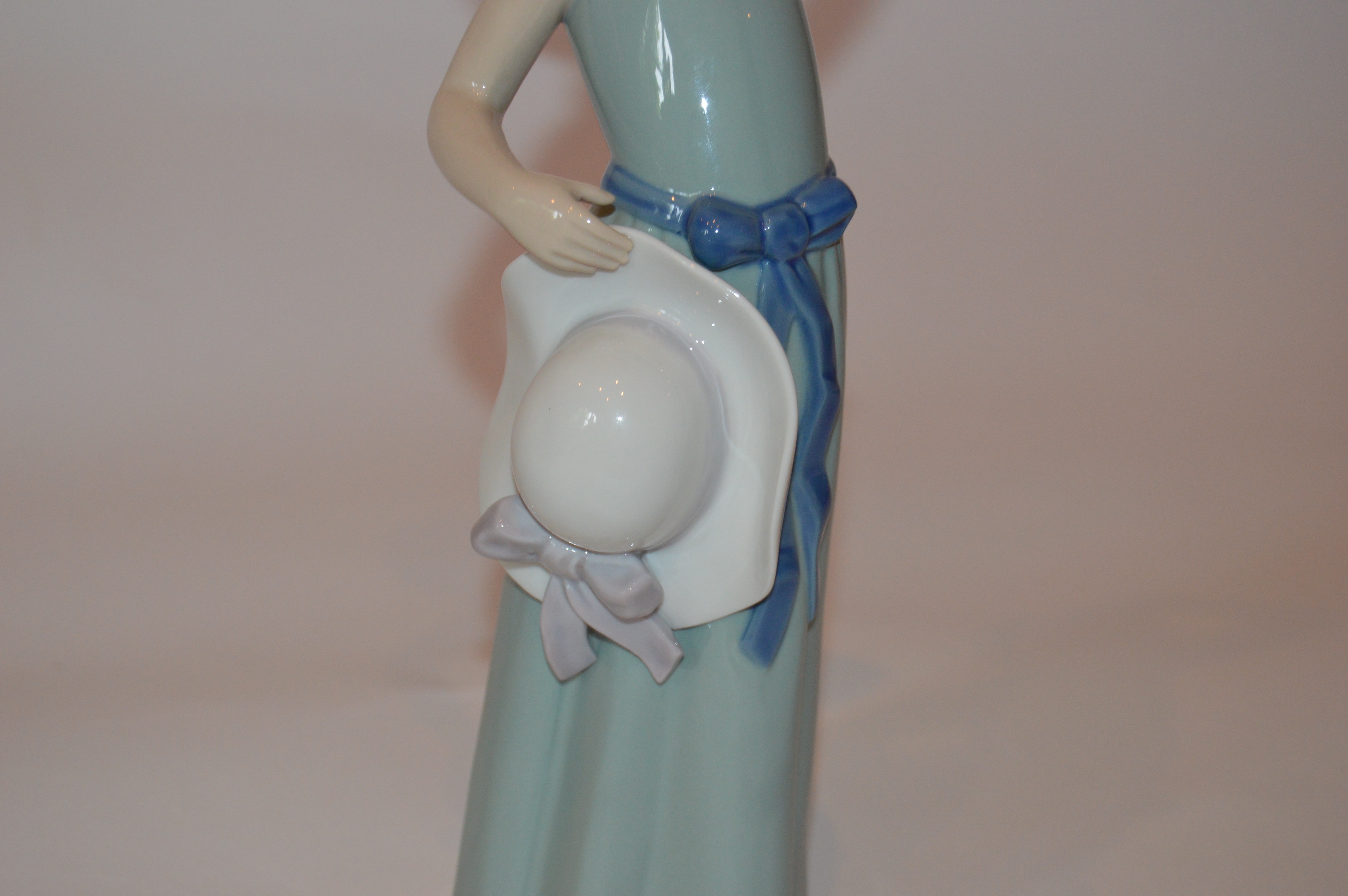 Lladro "Prissy Girl with Straw Hat"