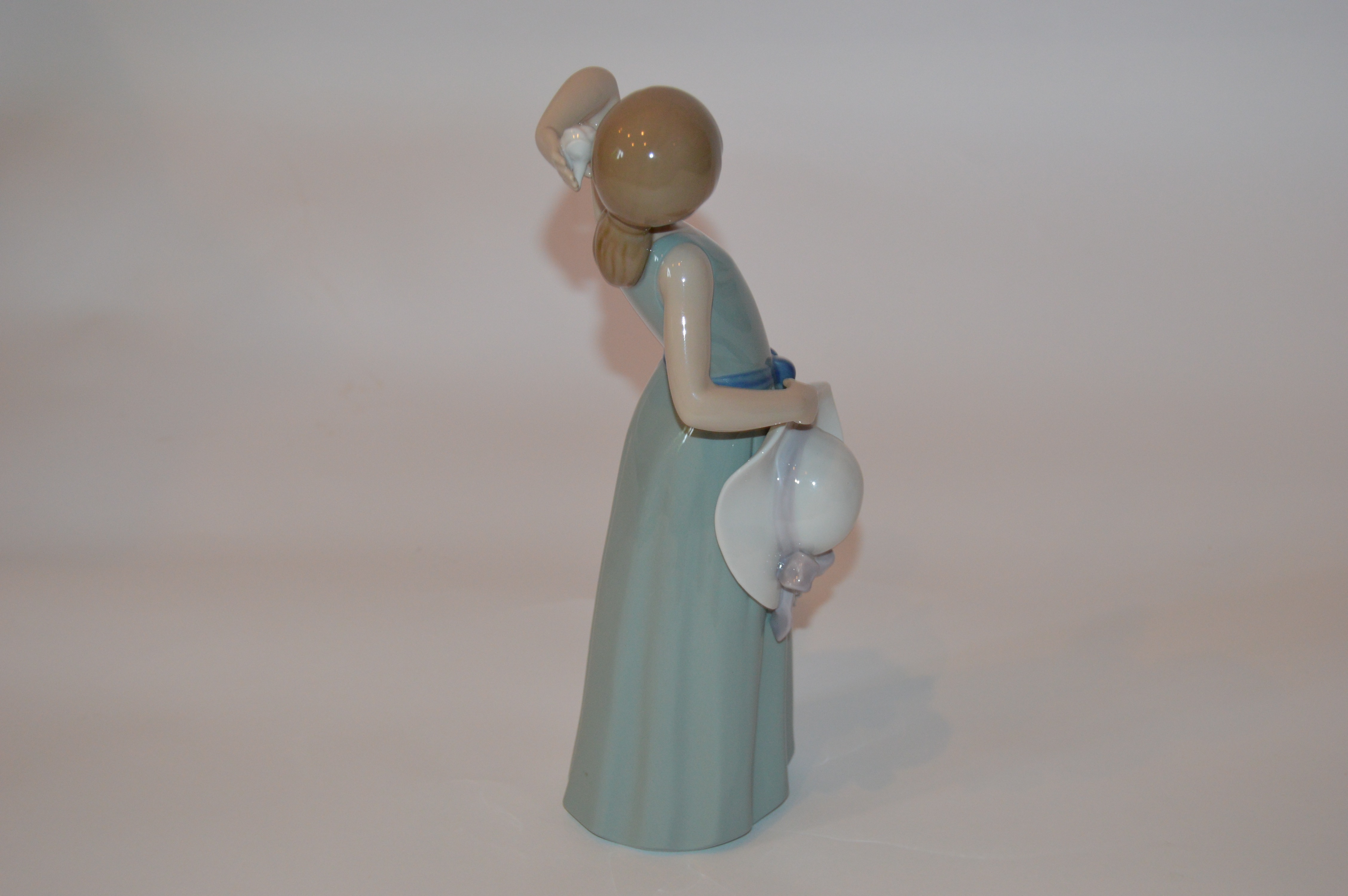 Lladro "Prissy Girl with Straw Hat"