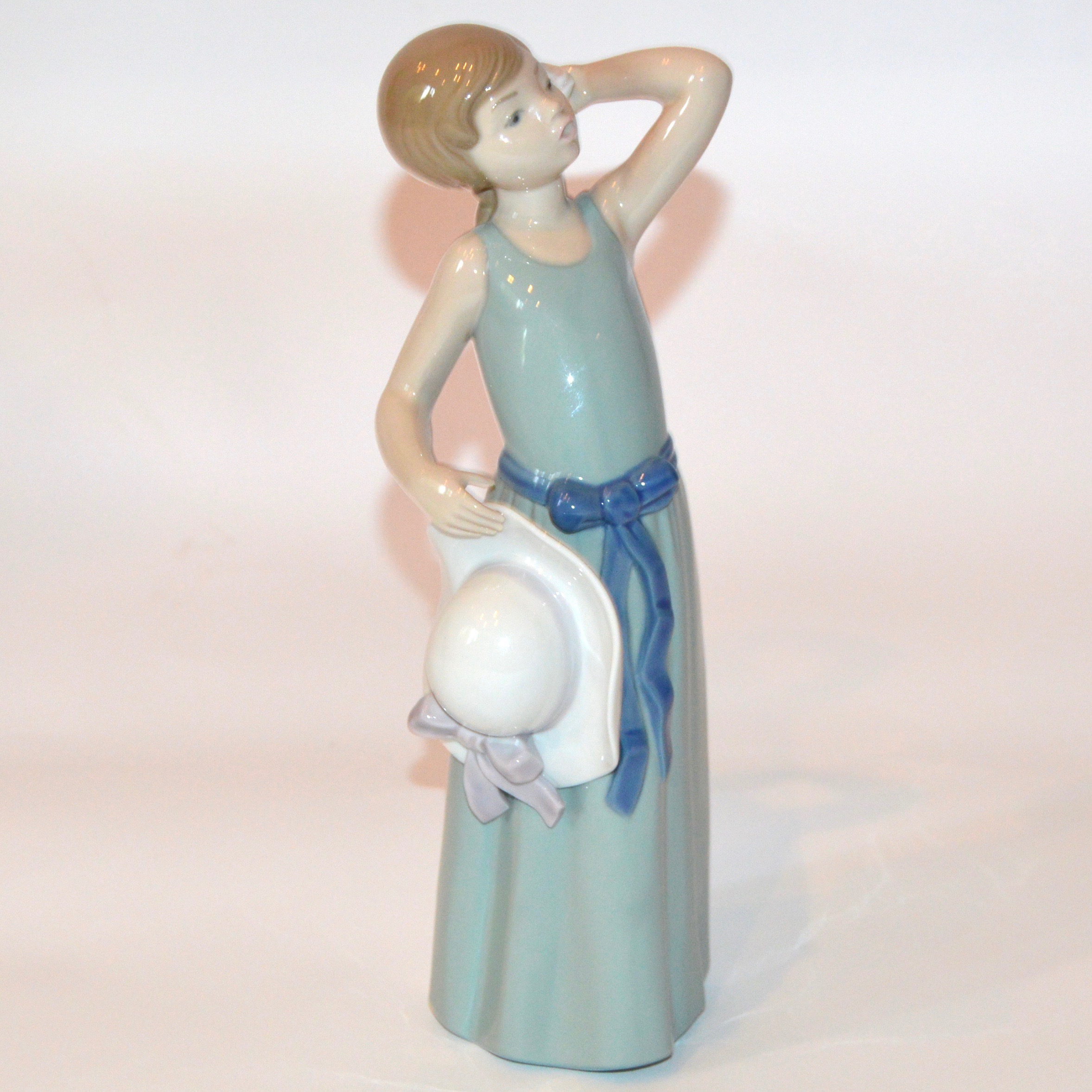 Lladro "Prissy Girl with Straw Hat"