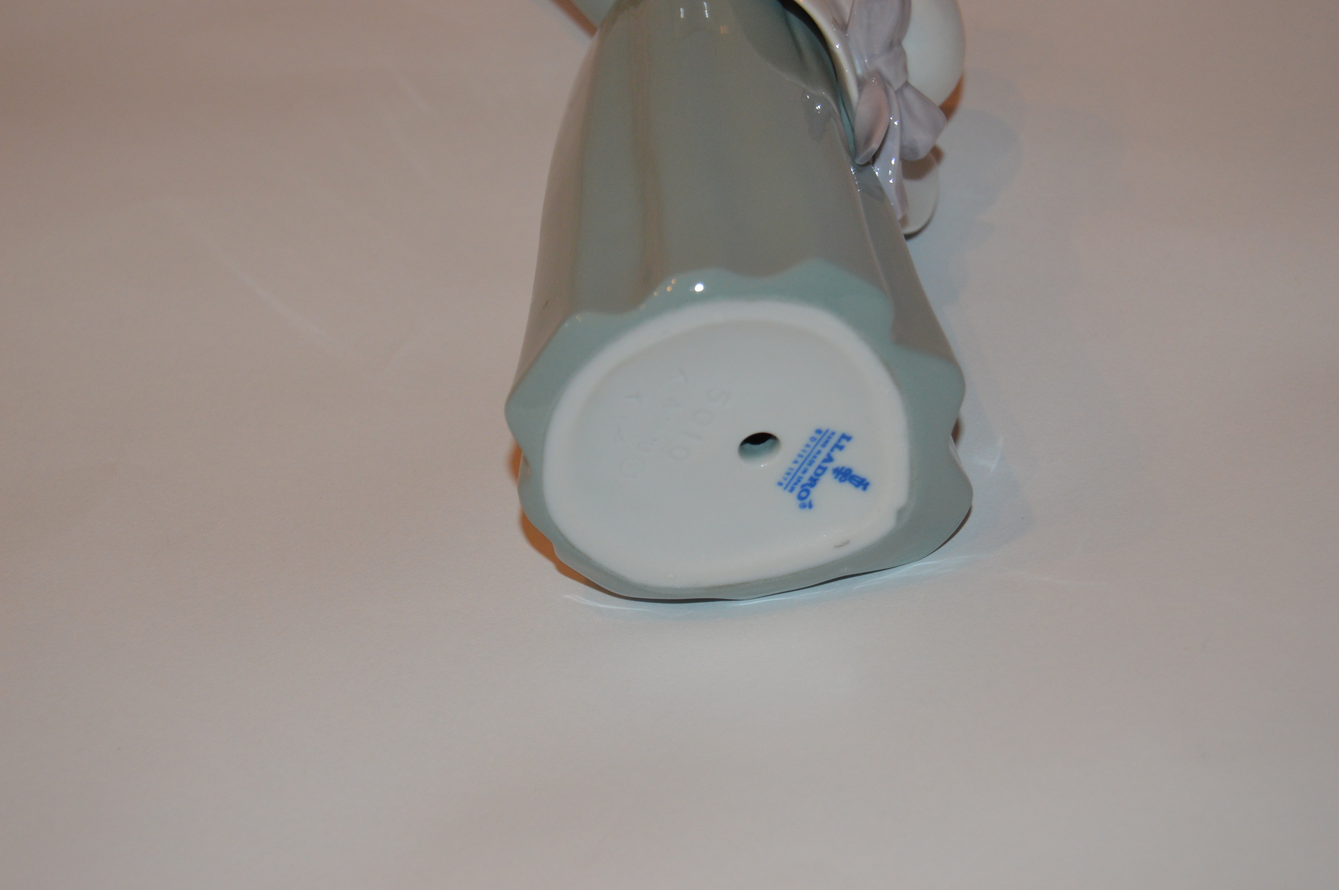 Lladro "Prissy Girl with Straw Hat"