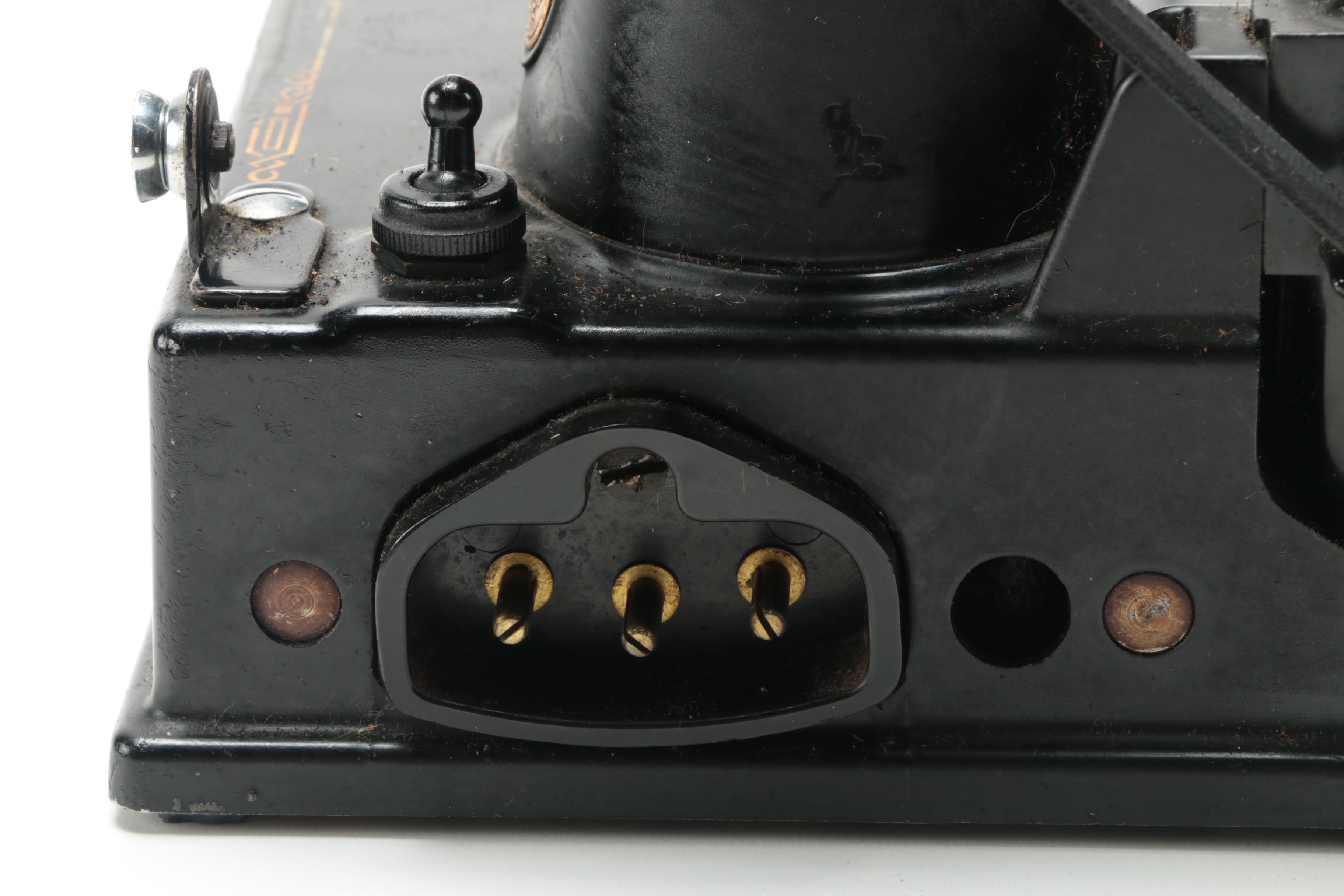 Singer Sewing Machine with Case and Accessories