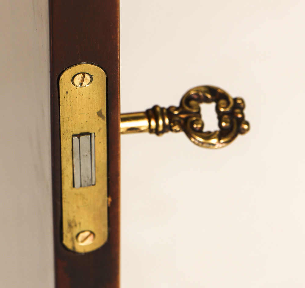 20th-Century Louis XVI Style Credenza with Satinwood Inlay Veneer