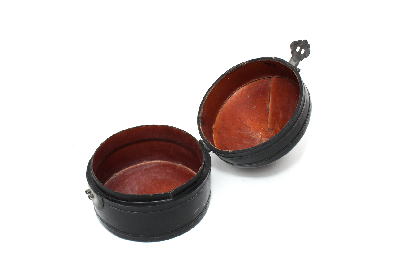 Small Chinese Lacquered Hat Box