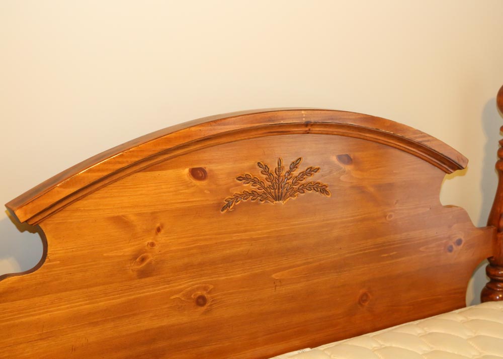 Webb Furniture Queen Size Cannonball Bed