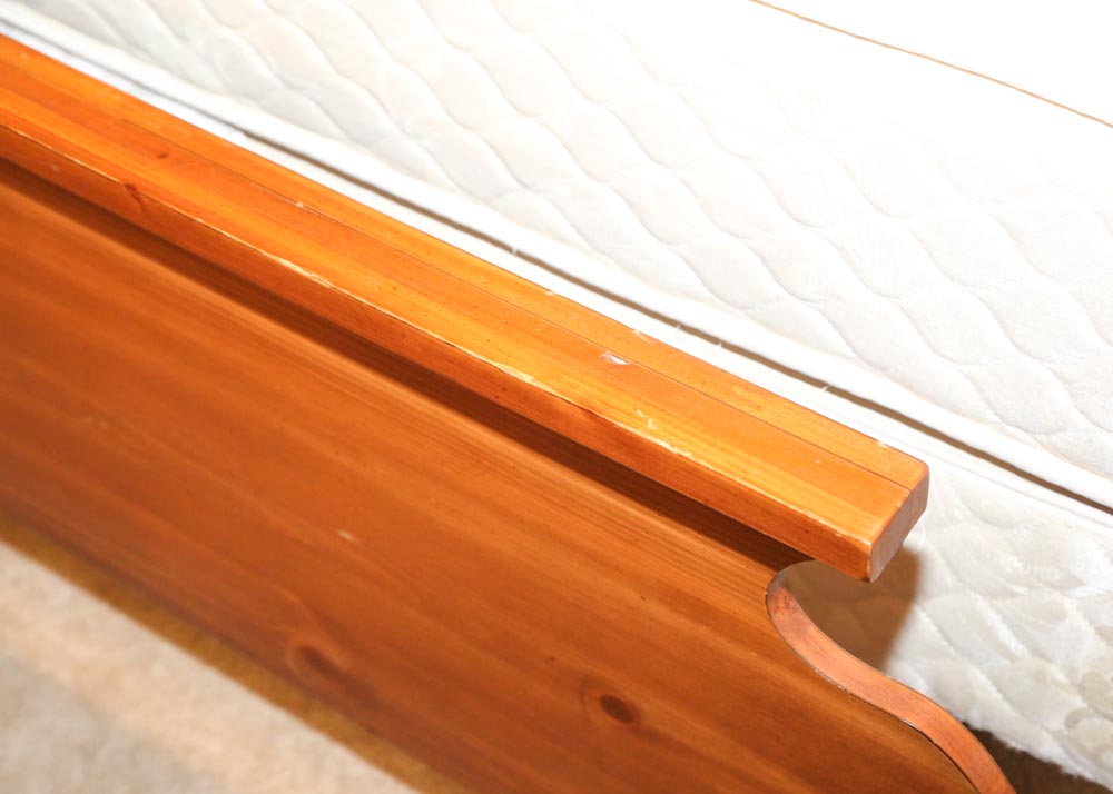 Webb Furniture Queen Size Cannonball Bed