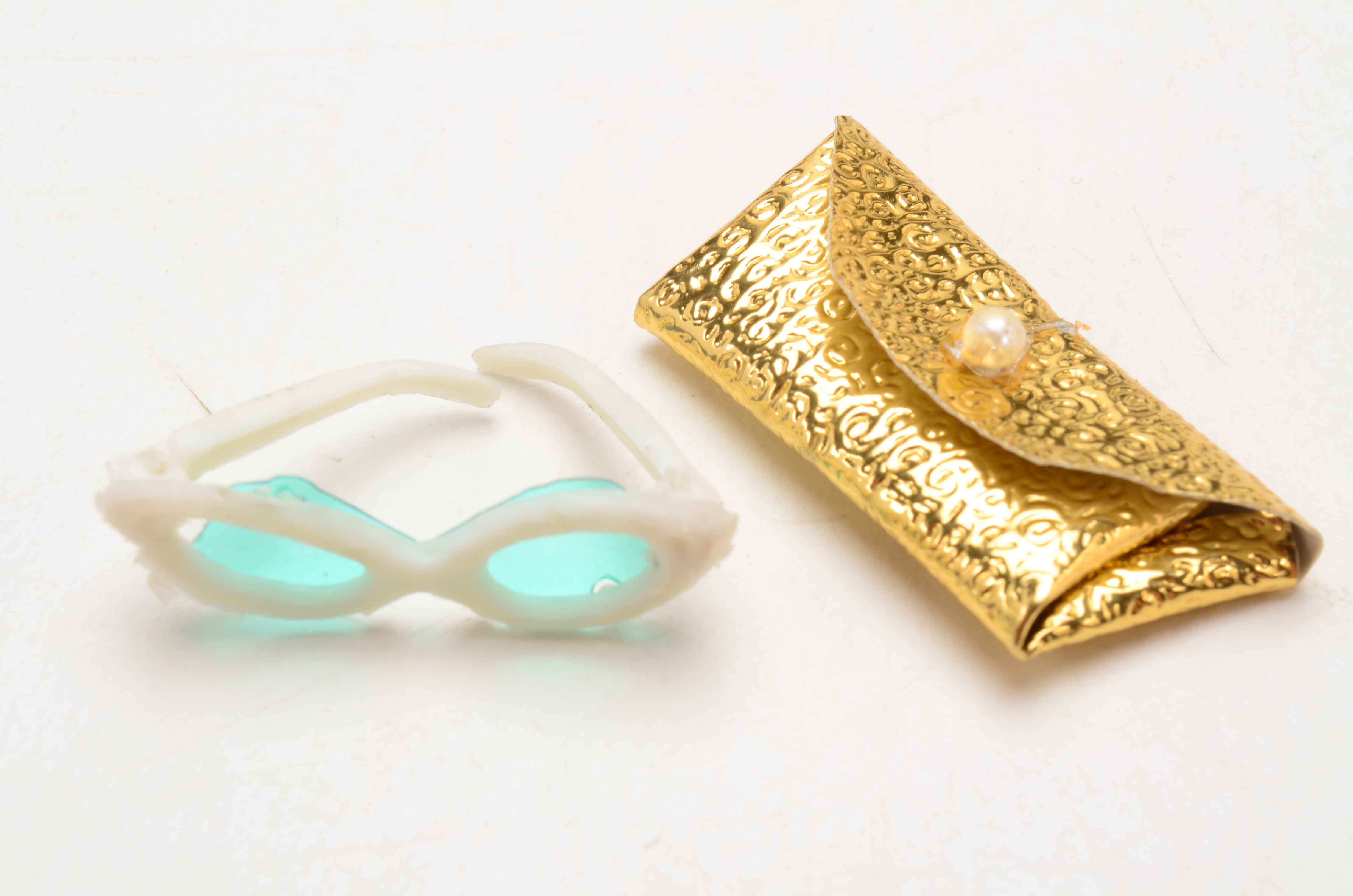 Vintage Midge Doll with Case and Accesories