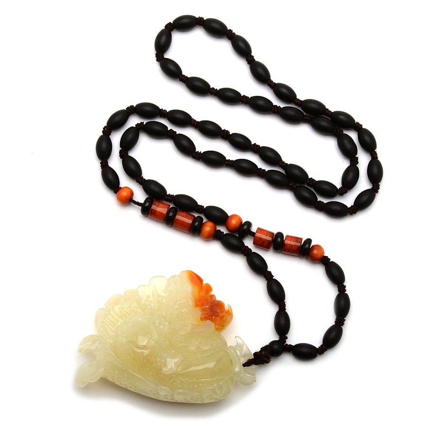 Chinese Carved Bowenite Pendant Beaded Necklace