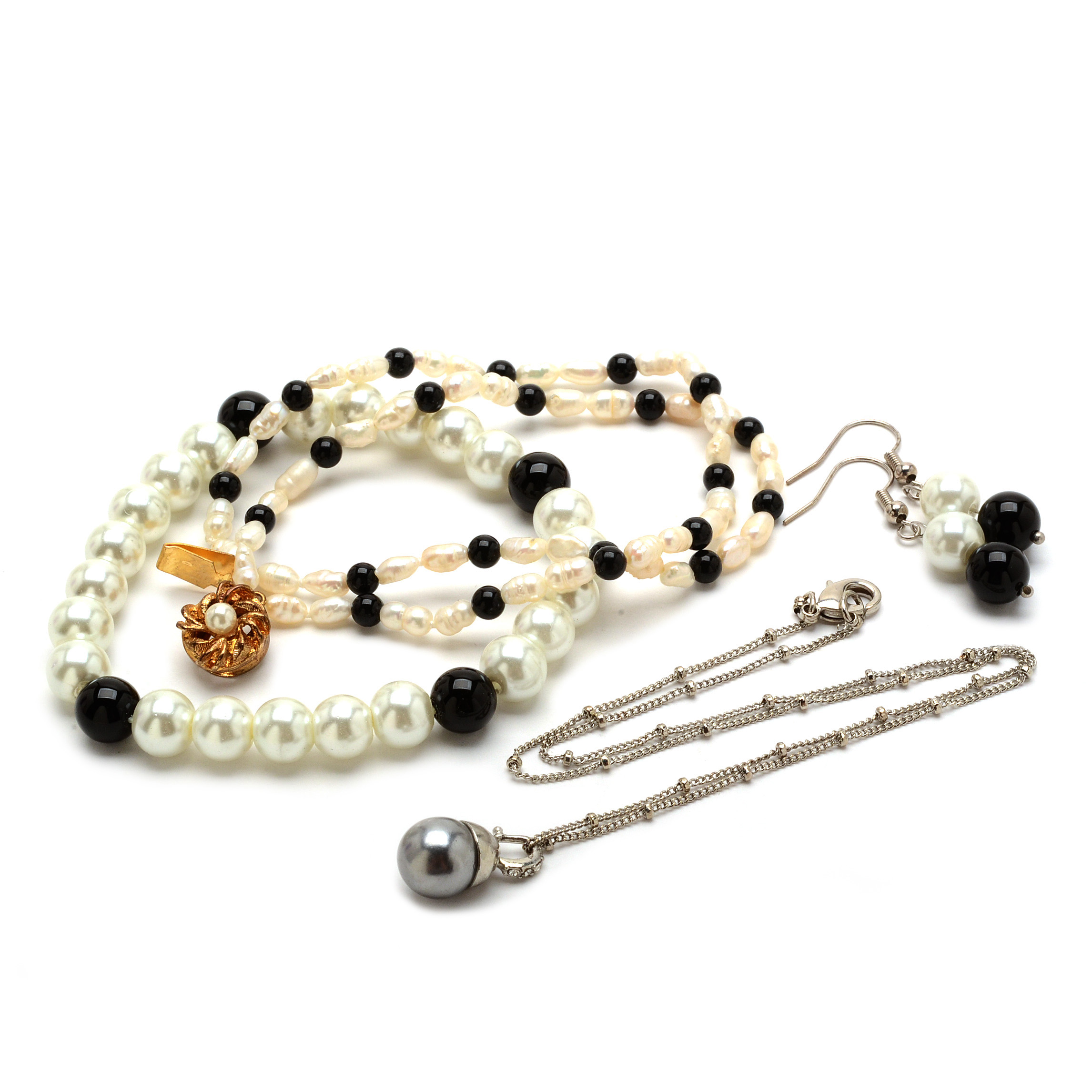 Group of Cultured Freshwater Pearl and Faux Pearl Costume Jewelry