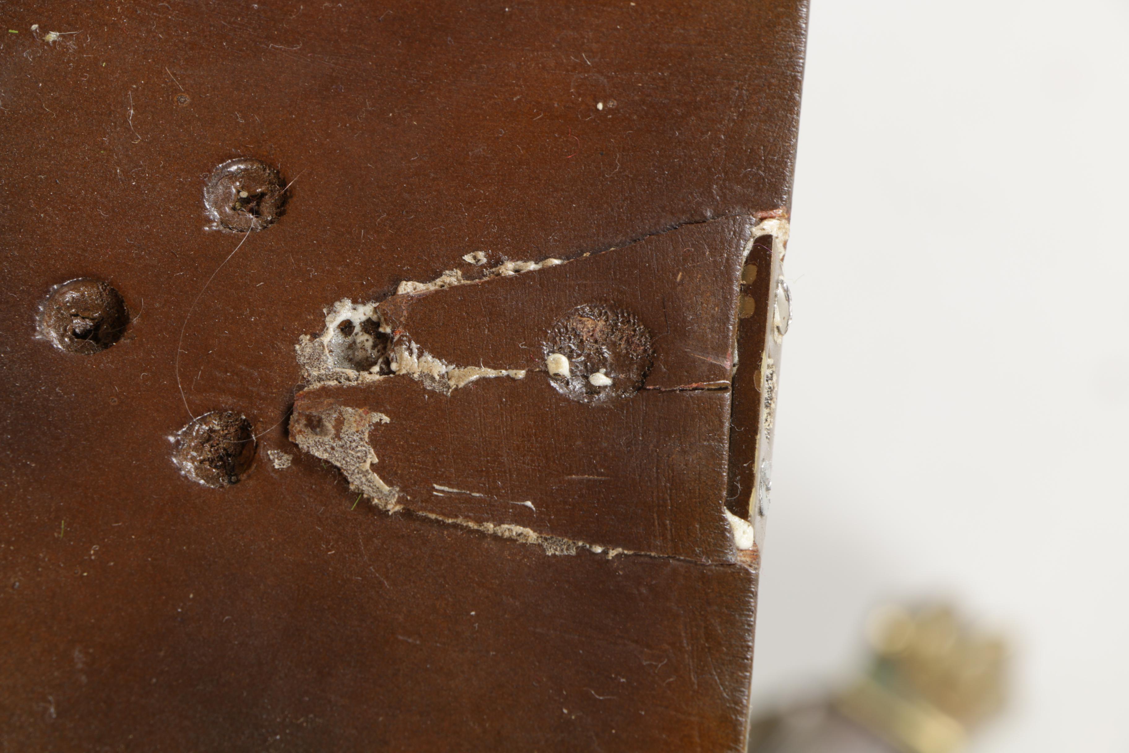 Henredon Historic Natchez Tilt Top Table