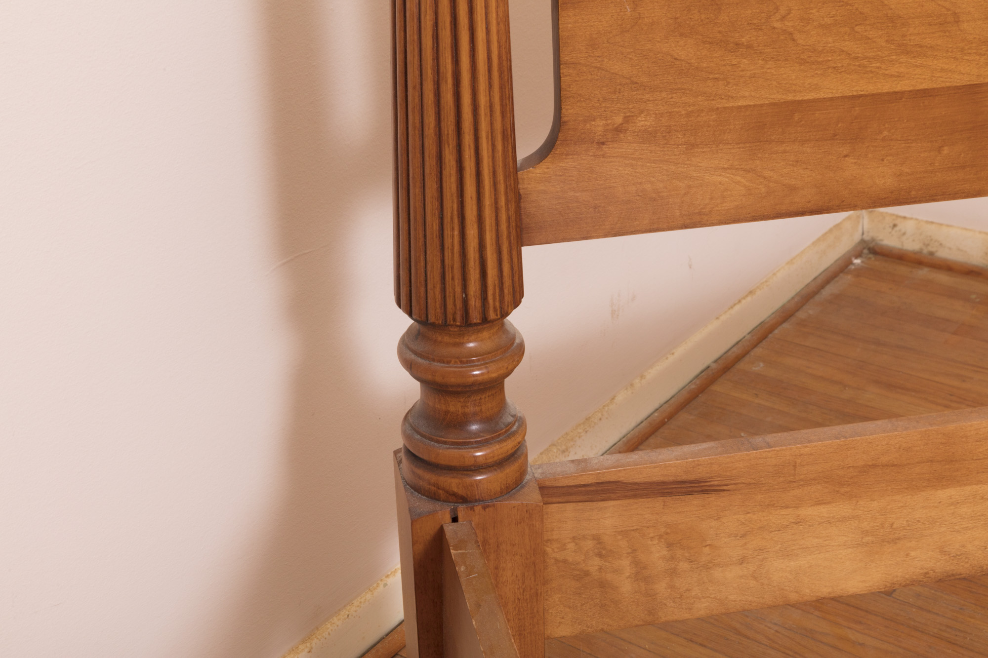 Queen Anne Style Full Size Four Poster Bed