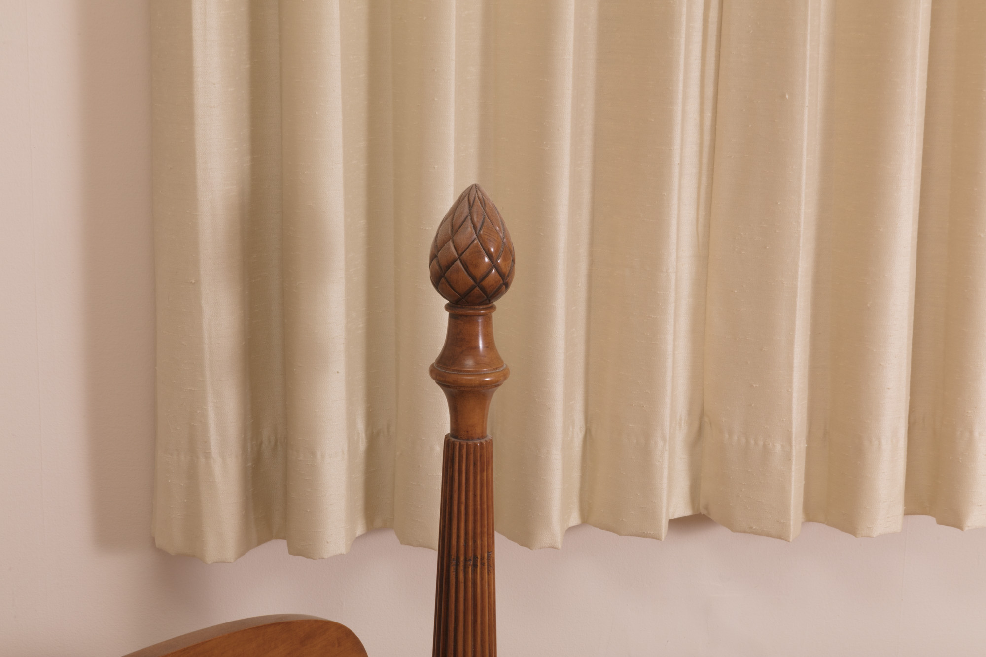 Queen Anne Style Full Size Four Poster Bed