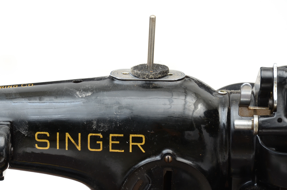 Vintage Singer Electric Sewing Machine i Cabinet with Stool