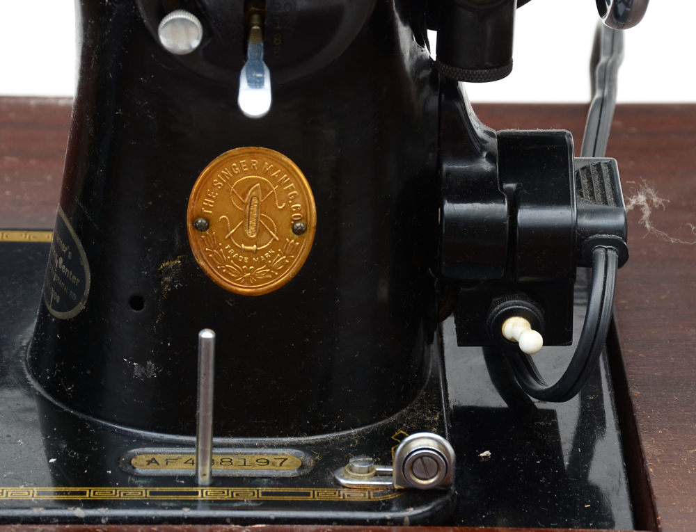 Vintage Singer Electric Sewing Machine i Cabinet with Stool