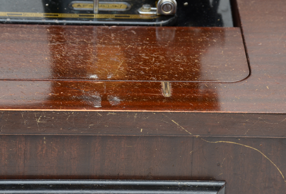 Vintage Singer Electric Sewing Machine i Cabinet with Stool