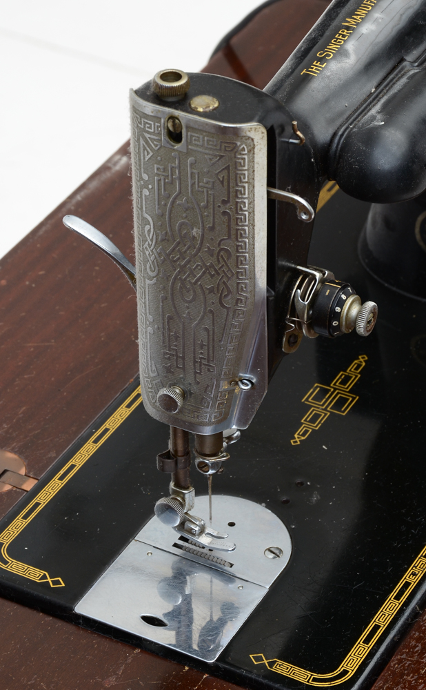 Vintage Singer Electric Sewing Machine i Cabinet with Stool