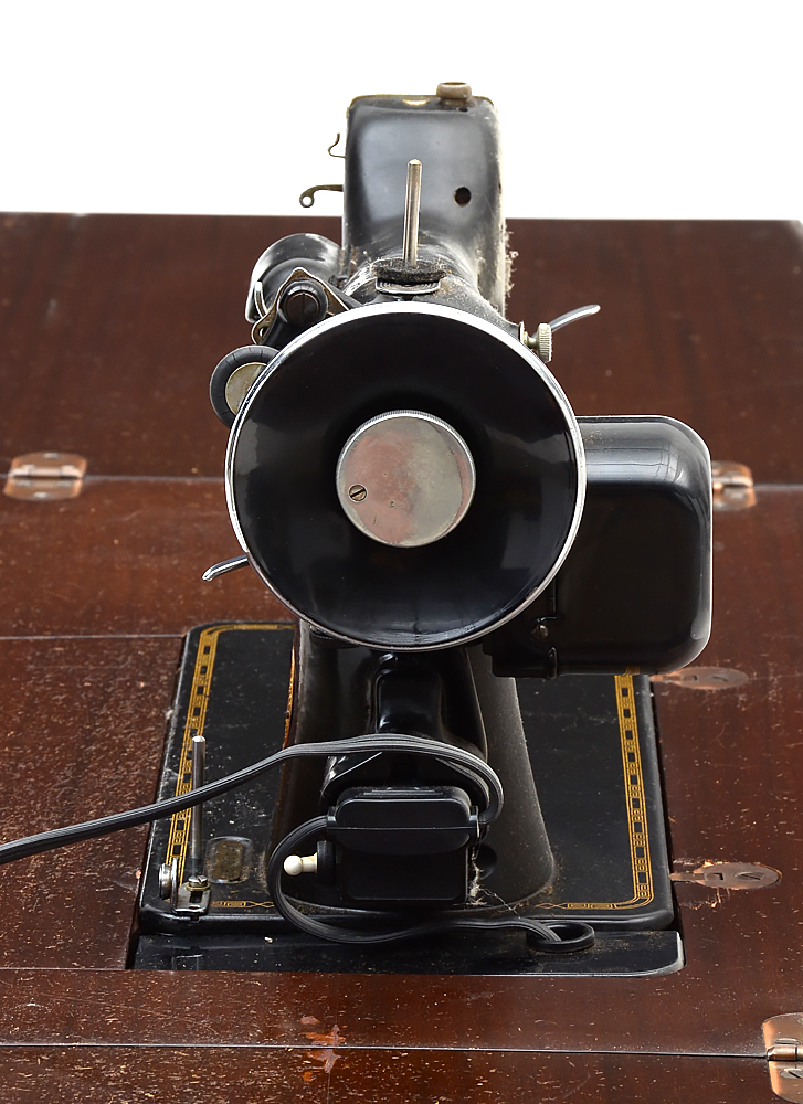 Vintage Singer Electric Sewing Machine i Cabinet with Stool