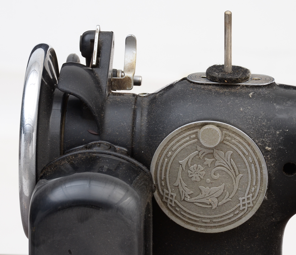 Vintage Singer Electric Sewing Machine i Cabinet with Stool