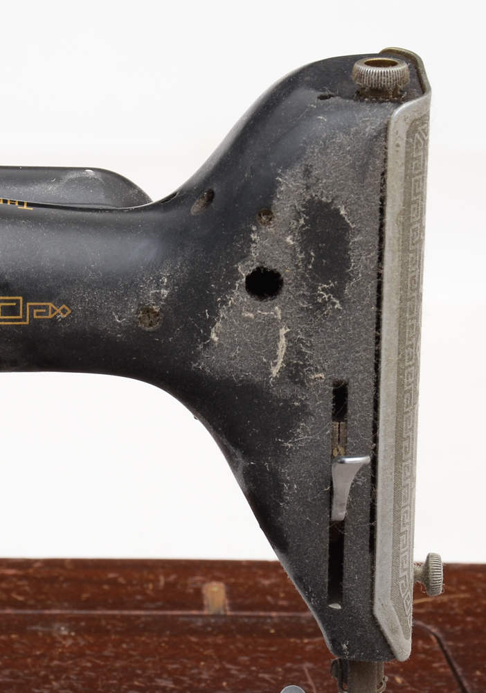 Vintage Singer Electric Sewing Machine i Cabinet with Stool