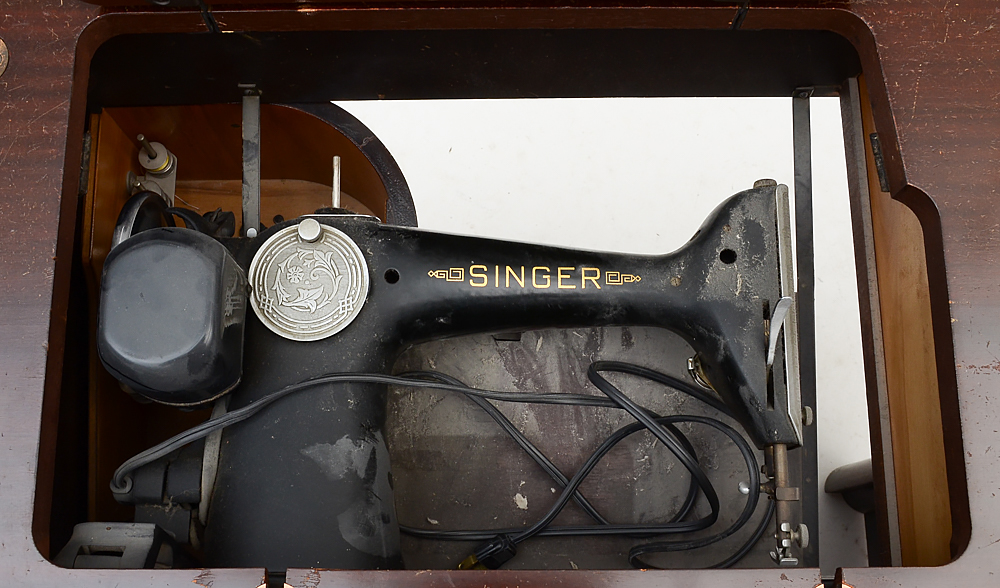 Vintage Singer Electric Sewing Machine i Cabinet with Stool