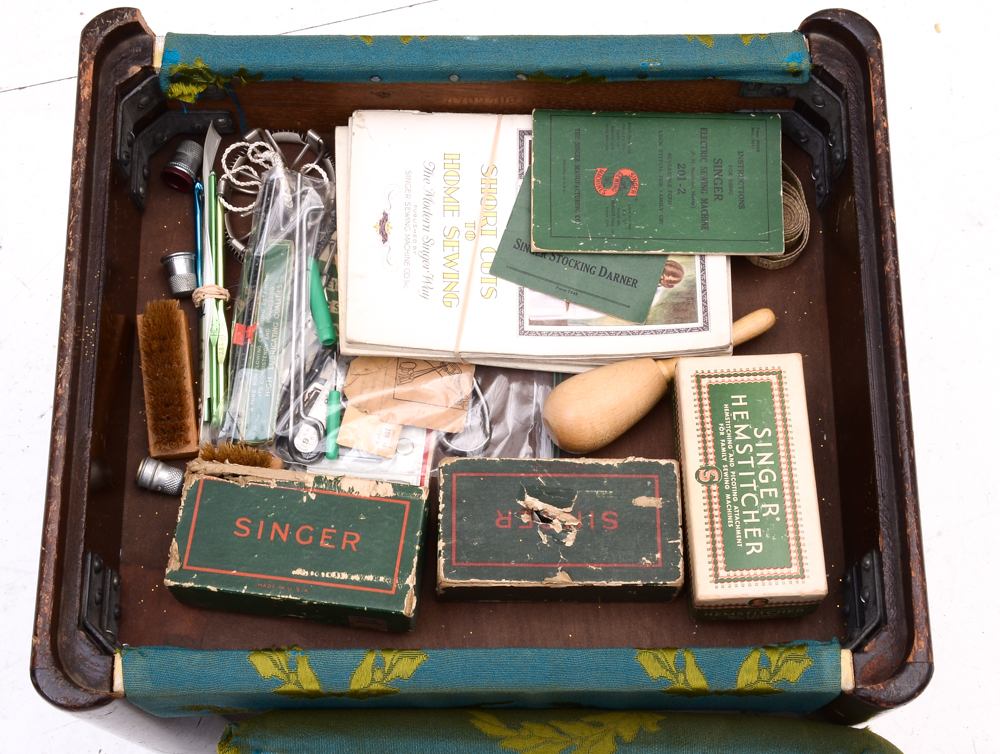 Vintage Singer Electric Sewing Machine i Cabinet with Stool