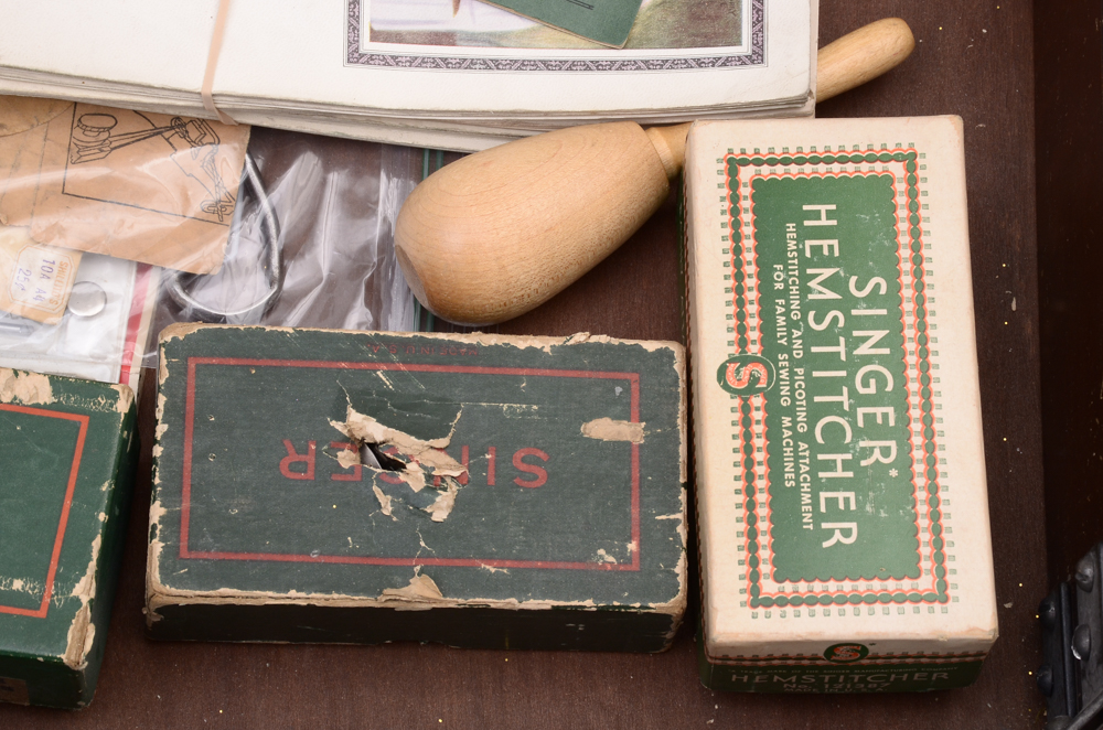 Vintage Singer Electric Sewing Machine i Cabinet with Stool