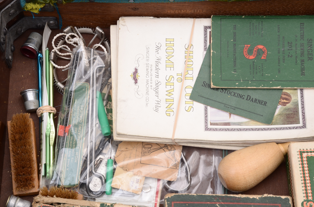 Vintage Singer Electric Sewing Machine i Cabinet with Stool