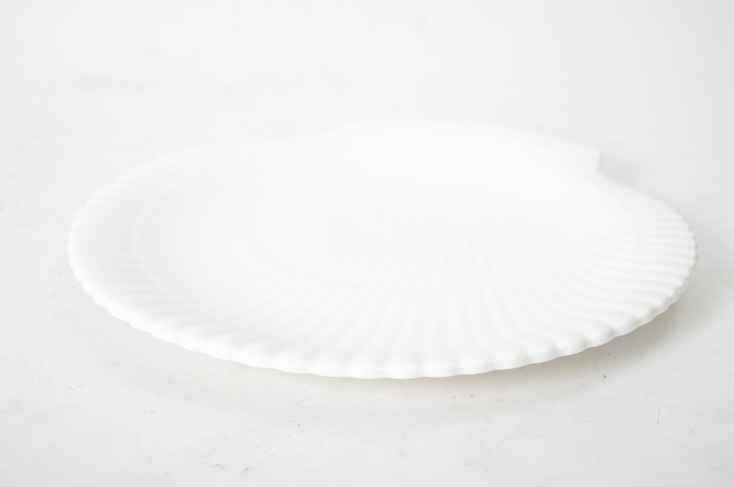 Wedgwood "Nautilus" Plate and "Kutani Crane" Vase