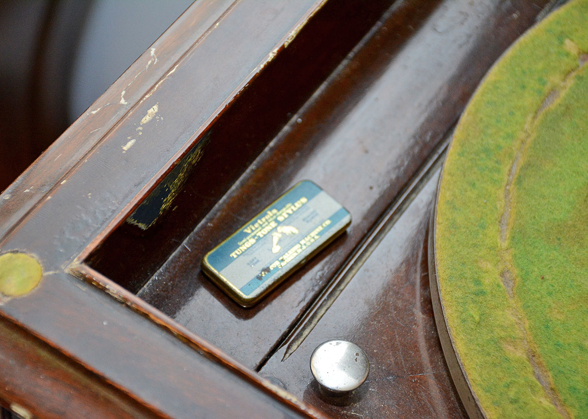 Early 20th Century Victor/Victrola Floor Model XI Turntable in Mahogany Cabinet